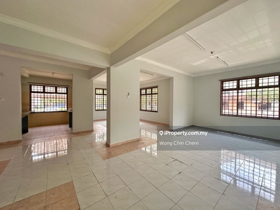 Extra large Corner lot 3 storey terrace town house for rent
