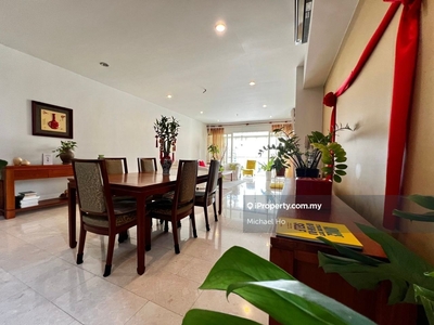 Pool view unit with walking distance to Solaris and Publika!