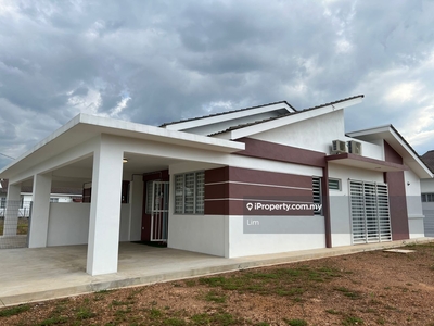 Rumah Teres Setingkat di Padang Meha