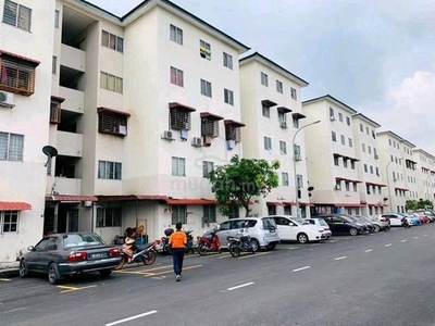 Puchong Utama Court 1 apartment Level 4 with security