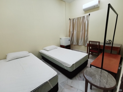 Middle Room,Grd flr,Attached bath,Free Wifi,2 single bed,Aircon,Fan,Fridge,Bandar Puchong Jaya
