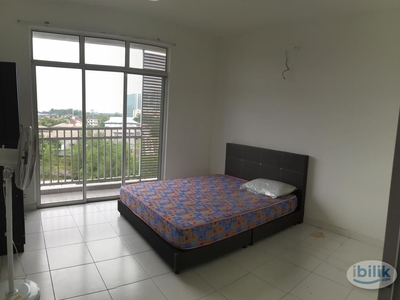 Nice middle room with balcony attached near CIQ Singapore