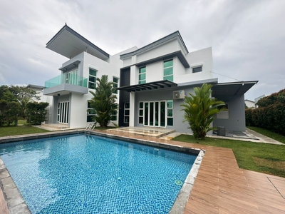 Bungalow House with Grand Swimming Pool