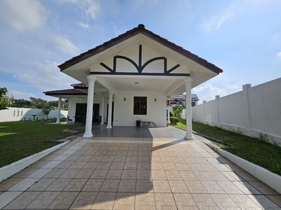 EXCLUSIVE BUNGALOW WITH SPACIOUS GARDEN. MORE SPACE FOR RENOVATION. HOT PRIME AREA IN SHAH ALAM DOUBLE STOREY BUNGALOW