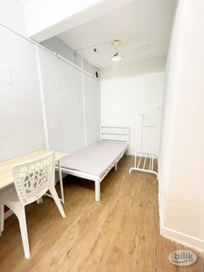 Can Walking distance LRT SS18 Middle Room at SS14/5g, Subang Jaya One month deposit