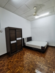 Middle Room at SS2 Near LRT, Petaling Jaya. Include utility & wifi