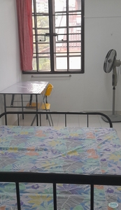 Stay in this Cozy Clean Master Room with Big Windows in Seputeh, near MidValley