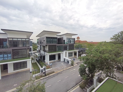 Exclusive Triple Storey Semi-D with Golf Greenary View
