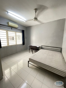 FREE WIFI+UTILITIES, Middle Room at SuriaMas, Bandar Sunway