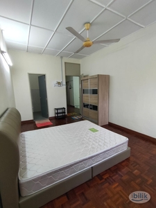 New Female Unit Middle Room With Build In Wardrobe & attached bathroom SS22/Damansara Intan/PJ22