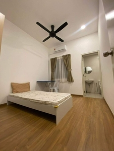 Fully Furnished Middle Room w/ Attached Bathroom @ Bandar Bukit Raja / Setia Alam (prefer female)