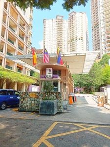 Private Middle Room For Rent at The Seri Maya Condominium near LRT Setiawangsa.