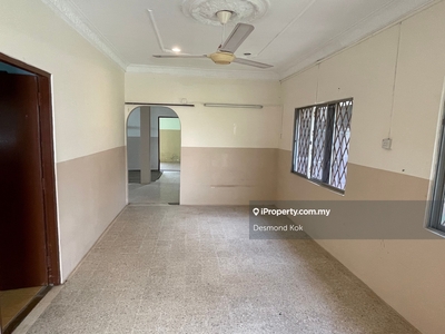 Corner unit with big land,more parking,near shop and pasar