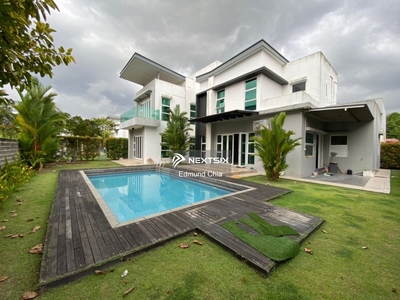 East Ledang Bungalow With Pool