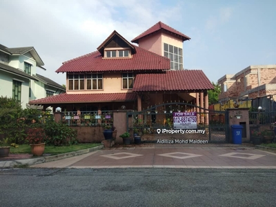 Nice bungalow located in sek 8 Shah Alam selling 2mil below market