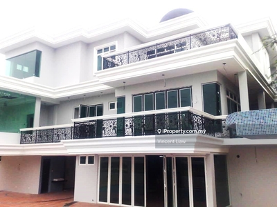 2.5 storey Bungalow with Pool Overlooking Golf Course