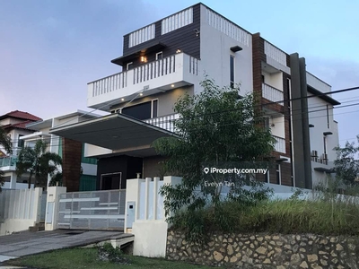 3 storey bungalow with lift n swimming pool