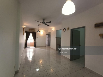 860sf 3 rooms Repainted unit, walk distance to MRT, Strategic Location