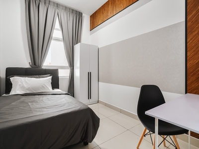 Exclusive Fully Furnished Private Single room & 1 Slot Parking , walking distance to MRT/LRT/MONORAIL