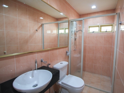 private bathroom attach Middle Room at Seri Kembangan, Selangor