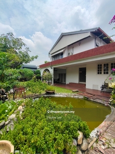 Beautiful garden with pond.in a quiet residential area