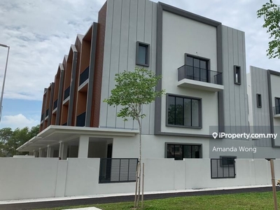 New 3sty House End Lot (like Corner Lot) @ Diamond Putra Prima Puchong