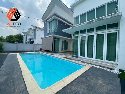 Parkland Klang swimming pool bungalow