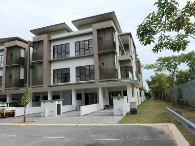 Fully Furnished 3-Storey Townhouse @ Puchong