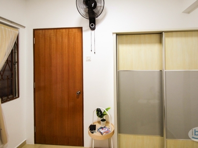 Single Room with Window & A/C @ Sea Park Apartment near Digital mall, Amcorp Mall, LRT Taman Paramount