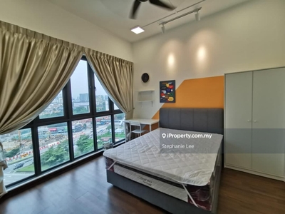 Master bed room attached bathroom, direct bus to mid valley n kl centr