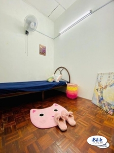 1 Month % DEPOSIT !~ Middle Room at SS2- Petaling Jaya with Wi-FI