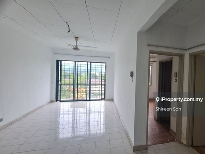 Greenery view with clean condition appartment in Sri Damansara