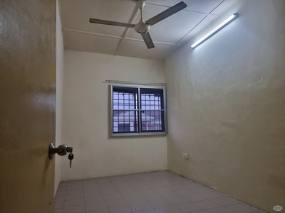 Unfurnished Master Room to Let at Taman Klang Utama