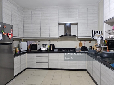 Beautiful 3 Storey with full set kitchen cabinet