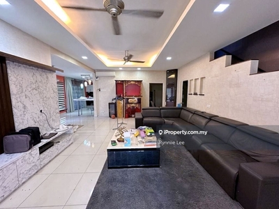 Corner unit with private pool, renovated 3storey house. Cartoon house.