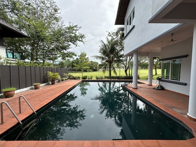 2 Sty Bungalow with Pool Overlooking Golf Course
