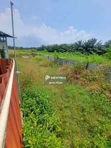 Malaysia, Selangor Klang Perepat 1.39 Acres Flat Land For Sale Beside Tar Road WITH Metal Cladding Fencing and Door