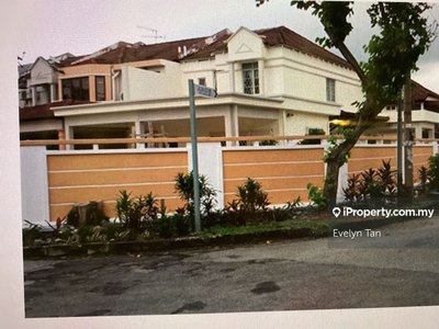 Double storey corner hse with 20 ft land at the side