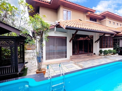 Nicely renovated bungalow with pool. Ara Damansara.