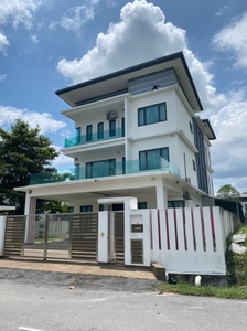 3 Storey Bungalow Bandar Mahkota Cheras Suitable for Ownstay and Investment
