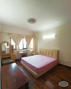 [Female Unit] Master Bedroom With Private Bath 2 Min Walk To Sunway Putra & LRT PWTC No Deposit Needed