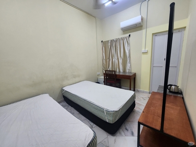 Middle Room,Grd Flr,Single Male,flr,Attached bath,Free Wifi,bed,Aircon,Fan,fridge,Bandar Puchong Jaya