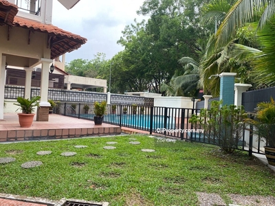 Corner lot , with Pool and ample car park