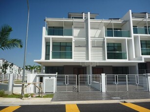 3 Storey, Corner Unit with Best price, Fully Extended & Fully Renovated