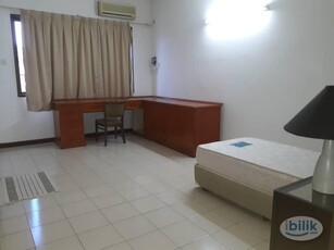 BIG COZY Room w Attach Bathroom for MALE Exec, Off Jln Gasing, PJ - close to PPUM, 5 mins PJ New Town, EXCELLENT Location