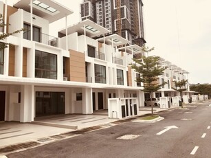 Freehold Brand New Lakepoint 3 Storey House