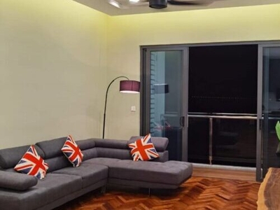 Queens Residence Q1 With Fully Reno And Furnish At Queensbay For Rent