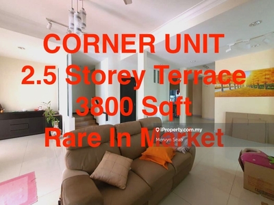 2.5 storey Terrace Corner Unit 3800 Sqft Renovated Rare In Market