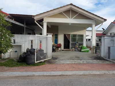 Below Market Value Semi Detached House at Taman Dahlia, Seksyen 29, Shah Alam For Sale