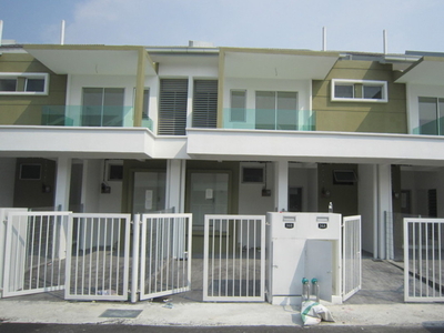 Townhouse pearl villa upper unit for rent4 room 2 bath with balcony Open carpark Facing playground